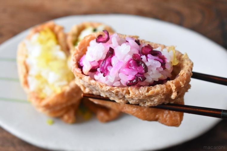 箸でつまんだいなり寿司