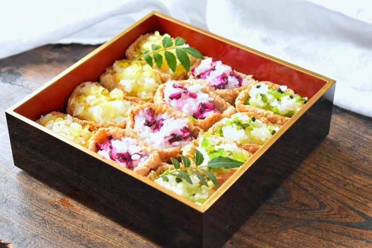 重箱に盛り合わせた3種のいなり寿司