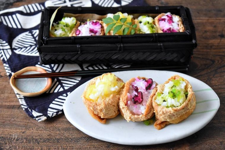 籠と皿に盛った3種のいなり寿司