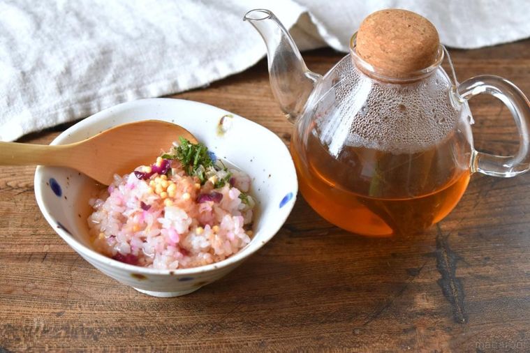 器に盛ったしば漬け炒飯のお茶漬けとポットに入ったお茶