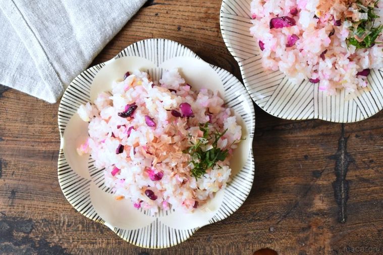 皿に盛ったしば漬け炒飯