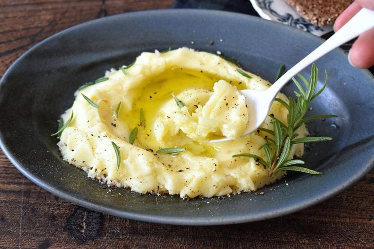 スプーンですくったマッシュポテト