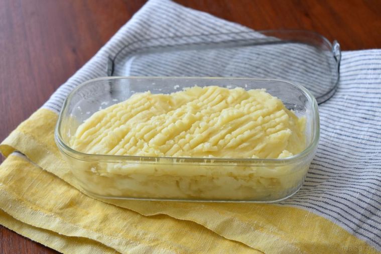 保存容器に詰めたマッシュポテト