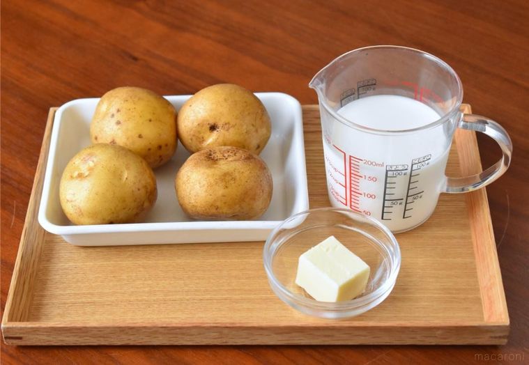トレイに並べたマッシュポテトの材料3種