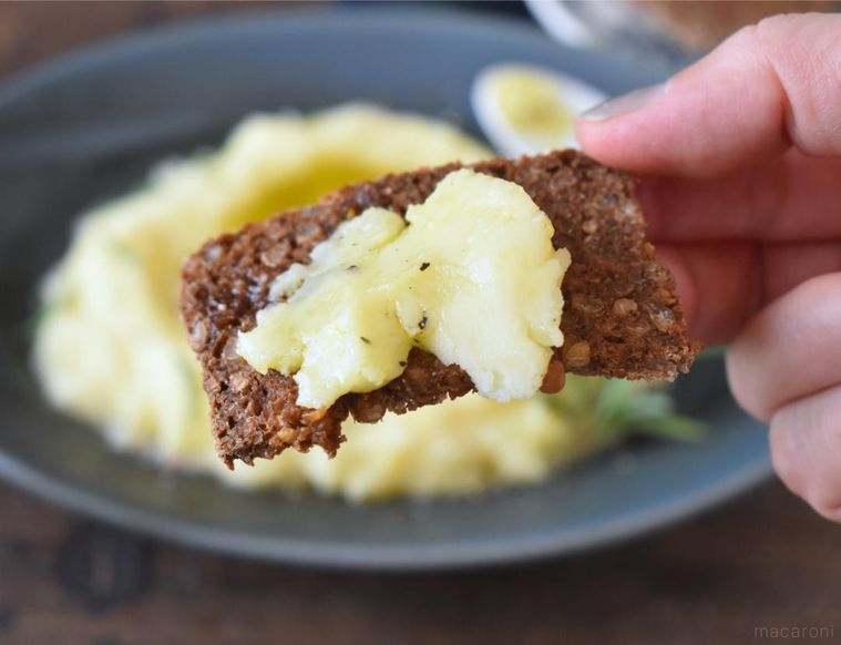 パンにのせたマッシュポテト