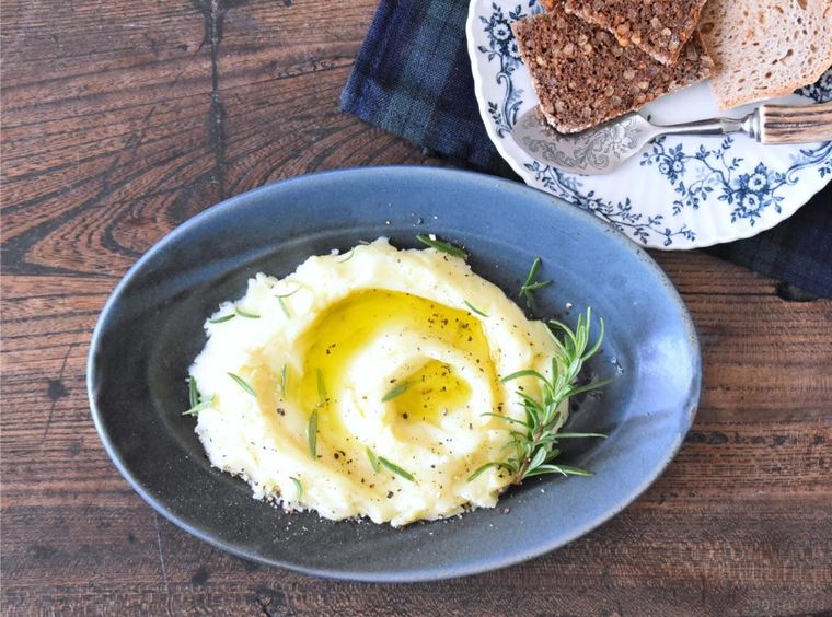 器に盛ったマッシュポテト、皿にのせたパン