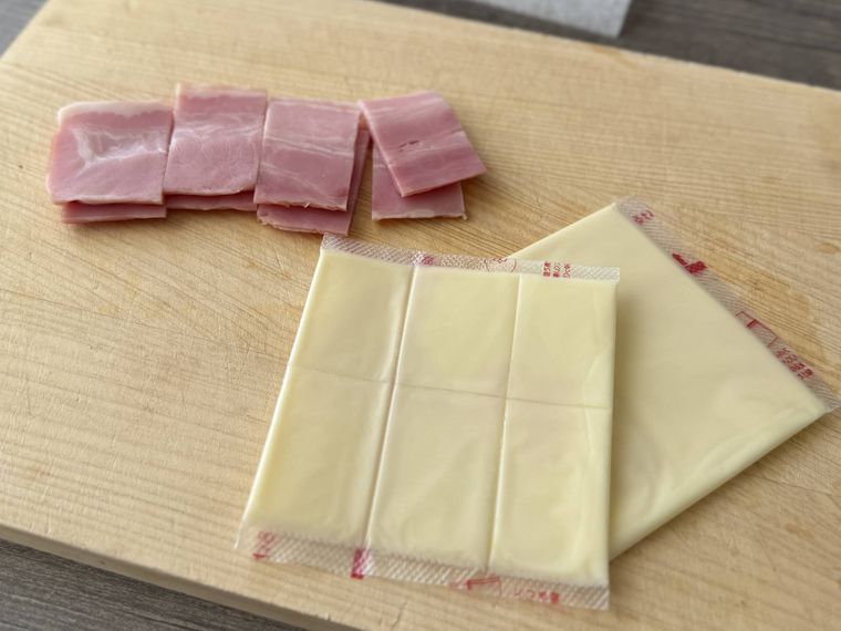 ベーコンとチーズをカットしている様子