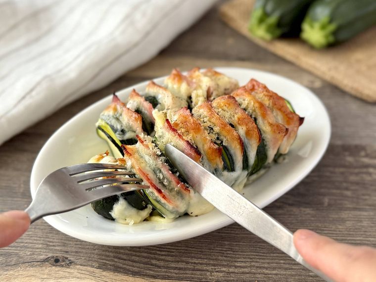 ハッセルバックズッキーニをカットしている様子