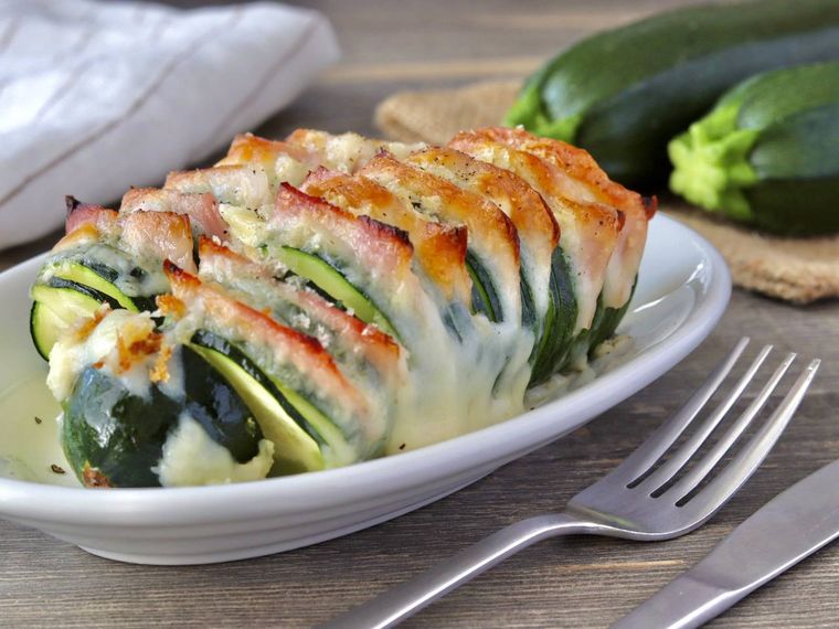 白の器に盛られたハッセルバックズッキーニ