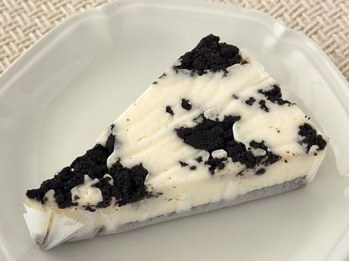 食感に驚く人続出セブン新作かじるクッキークリームを食べたらひと口でハマった