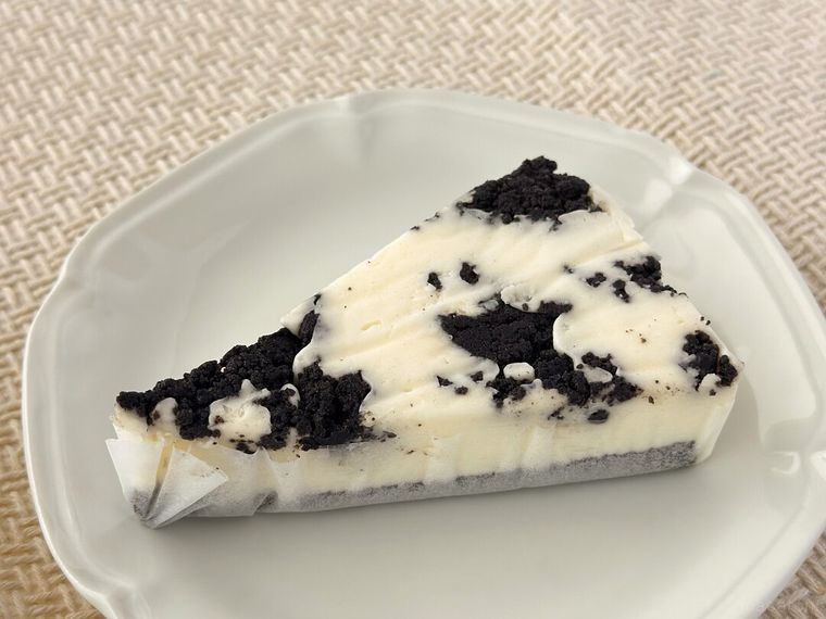 パッケージから取り出したかじるクッキークリーム バニラムース仕立て