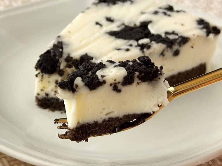 かじるクッキークリーム バニラムース仕立てをフォークで持っている様子