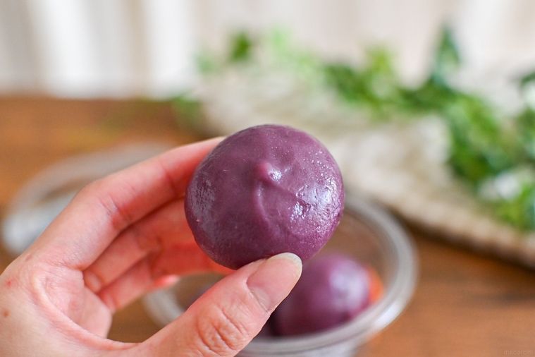 スイーツを持っているところ