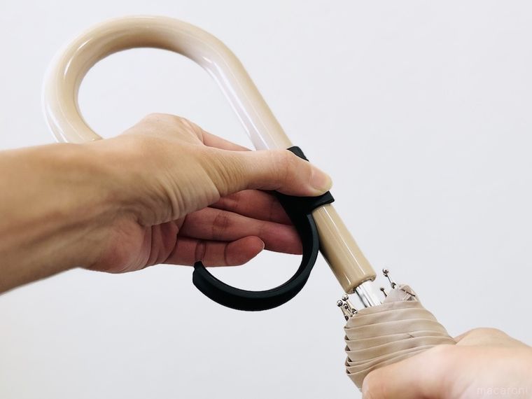 傘の持ち手にセリアの両手が自由に使える傘ハンドホルダーをはめている様子