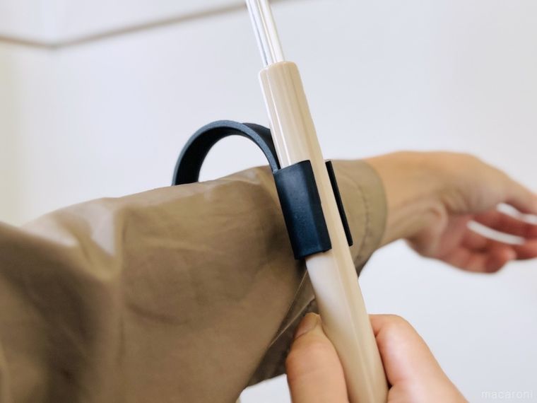 傘に取り付けたハンドホルダーを腕にかけている様子