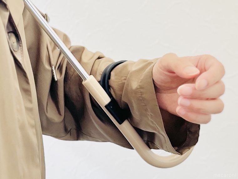 傘に取り付けたハンドホルダーを腕にかけた様子