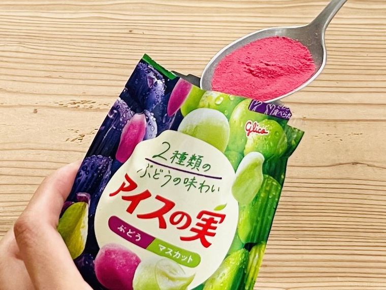 アイスの実の袋にセリアのラズベリーパウダーを入れている様子