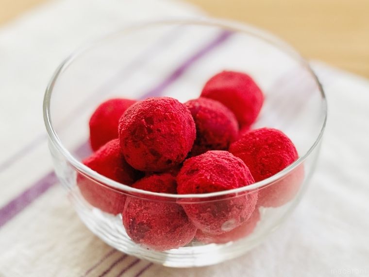 アイスの実にセリアのラズベリパウダーをまぶした様子