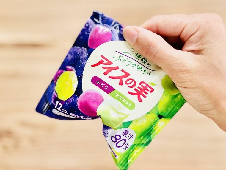 アイスの実の袋を振っている様子