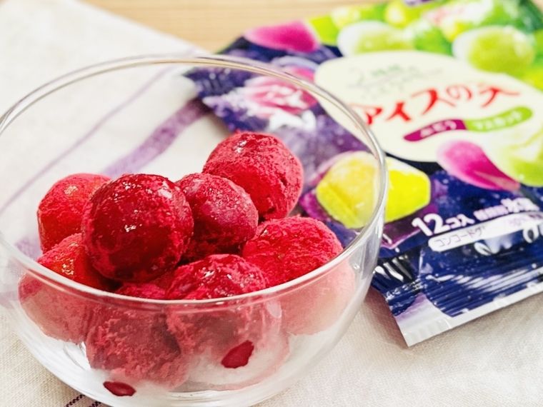 ラズベリーパウダーをまぶしたアイスの実