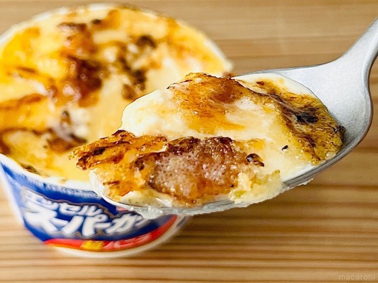 キャラメリゼしたエッセル スーパーカップをスプーンですくった様子