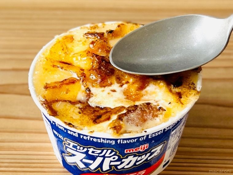 キャラメリゼしたエッセル スーパーカップをスプーンで叩いている様子
