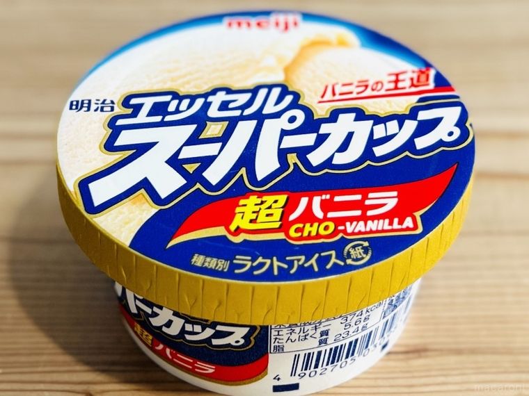 エッセル スーパーカップがテーブルの上に置かれている様子