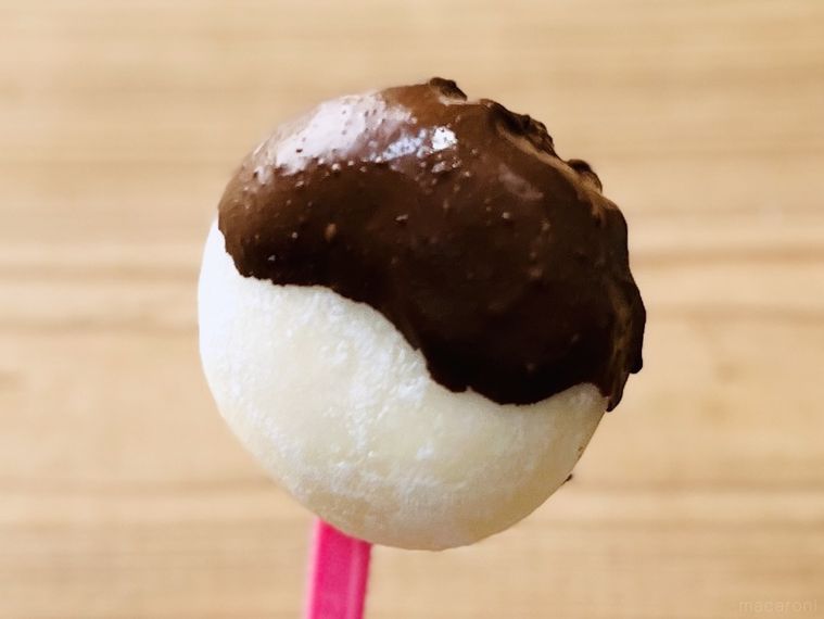 雪見だいふくに溶かしたチョコレートを付けた様子