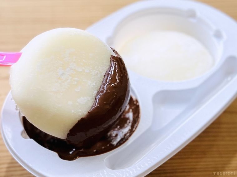 雪見だいふくに溶かしたチョコレートを付けている様子