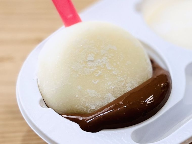 雪見だいふくに溶かしたチョコレートを付けている様子