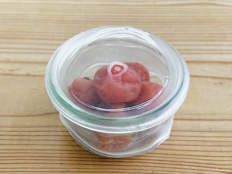 梅干しが入った器にシリコーンフードラップをかぶせた様子