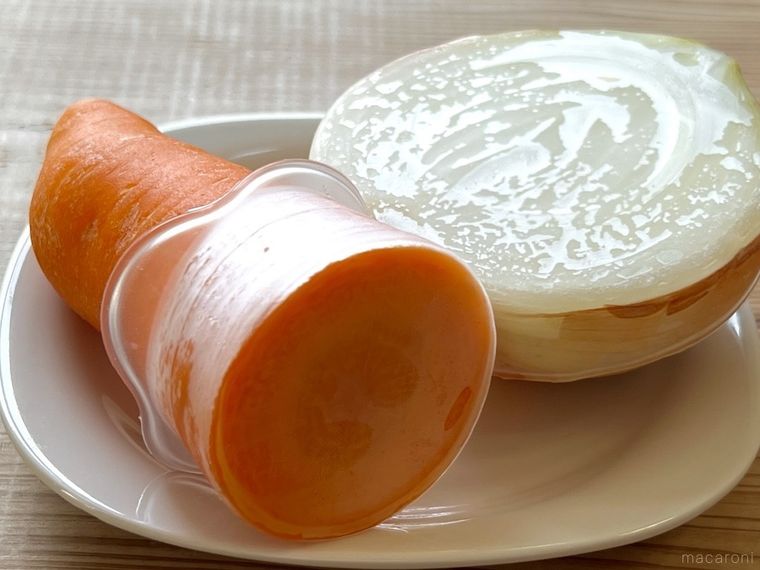 にんじんと玉ねぎにシリコーンフードラップをかぶせた様子