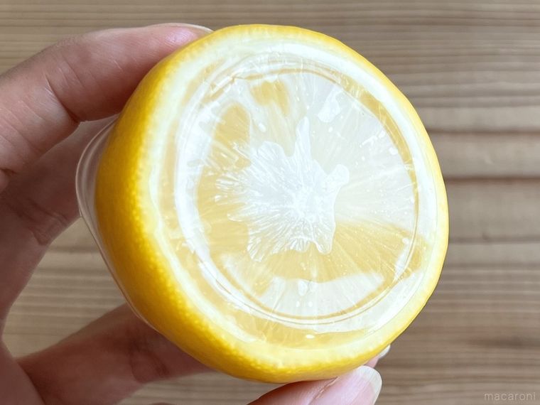 スリーコインズのシリコーンフードラップをレモンにかぶせた様子