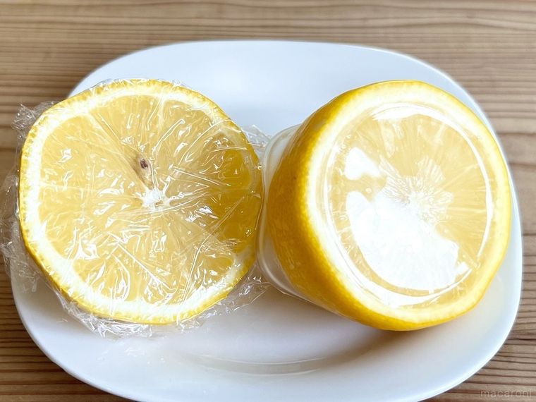 ラップをかぶせたレモンとシリコーンフードラップをかぶせたレモン