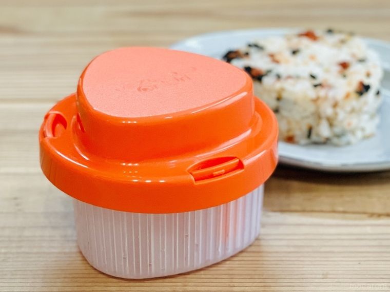 セリアのまぜこみおにぎり型とおにぎり