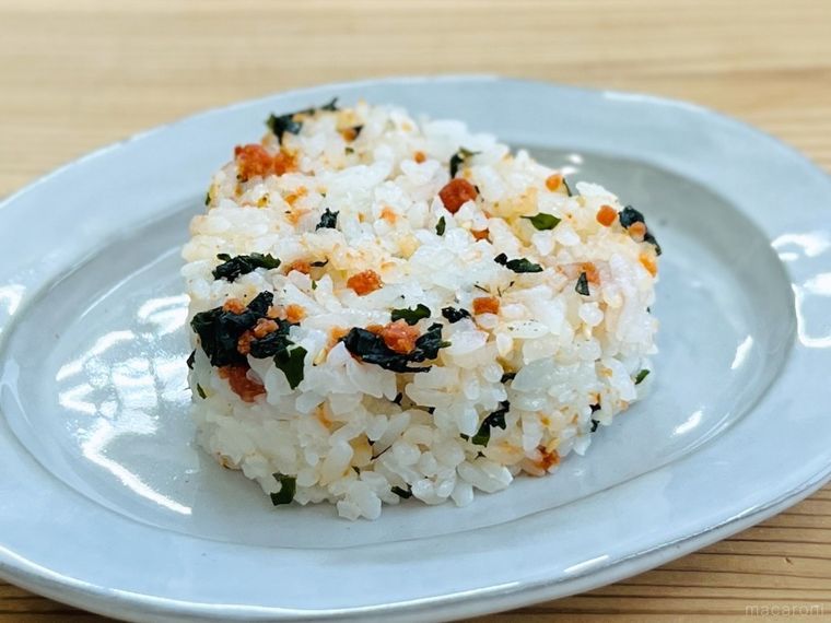 皿に盛られたおにぎり