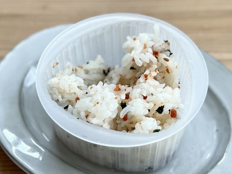 ふりかけごはんが入ったまぜこみおにぎり型