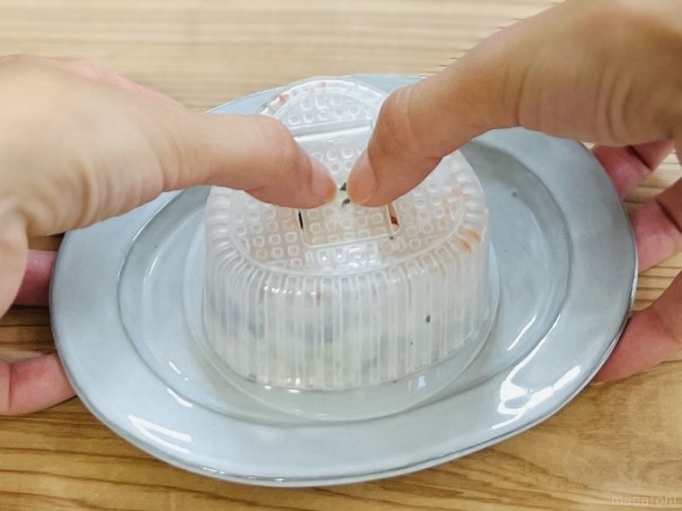 まぜこみおにぎり型でおにぎりを作っている様子