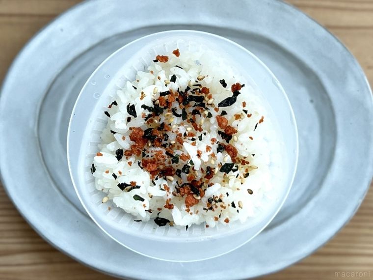 まぜこみおにぎり型にごはんとふりかけを入れた様子