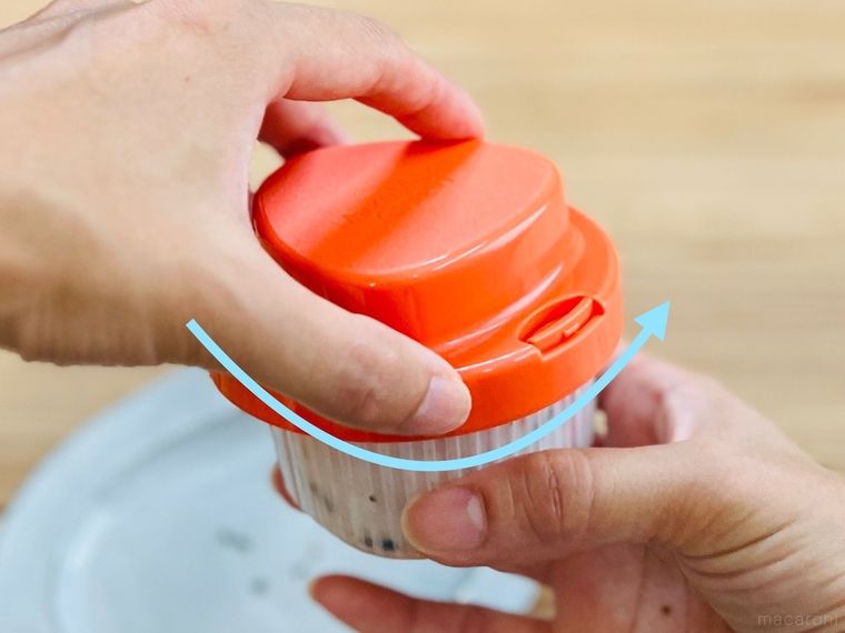 まぜこみおにぎり型でおにぎりを作っている様子