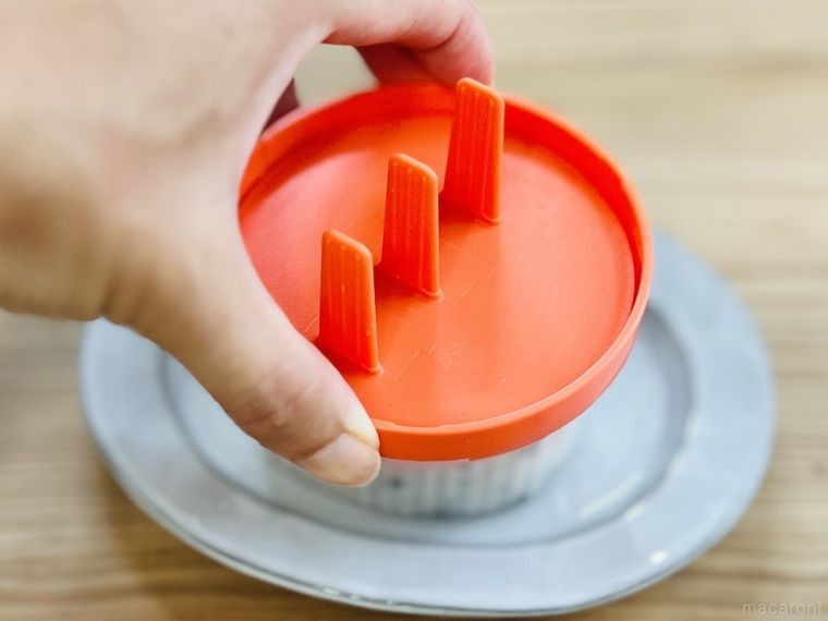 まぜこみおにぎり型でおにぎりを作っている様子