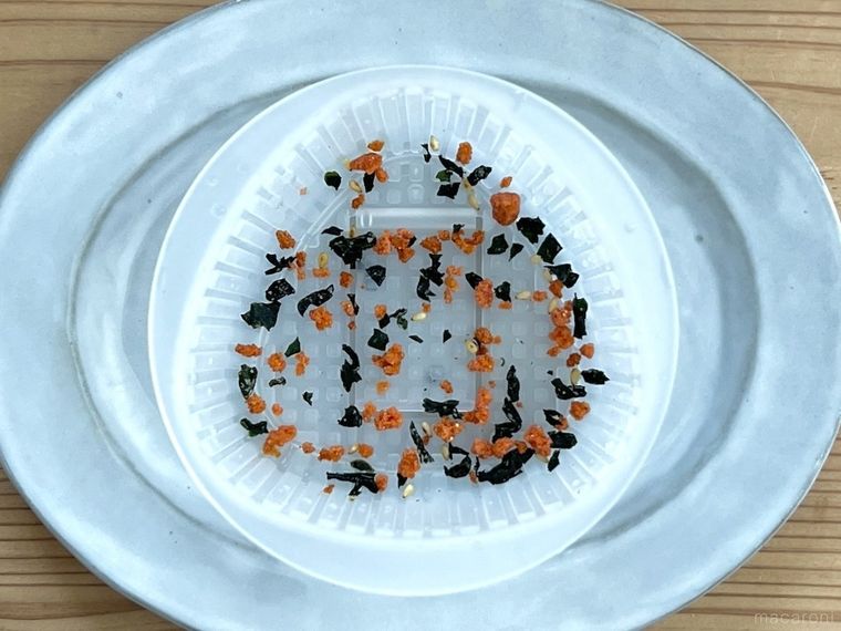 まぜこみおにぎり型にふりかけを入れた様子