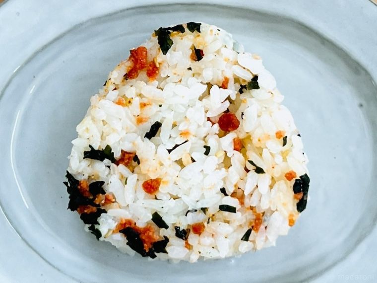 皿に盛られたおにぎり