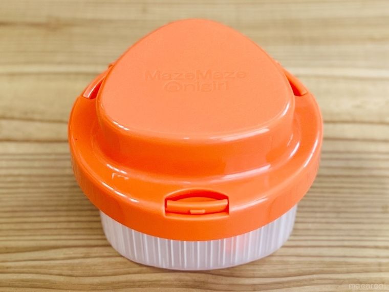 セリアのまぜこみおにぎり型をパッケージから出した様子