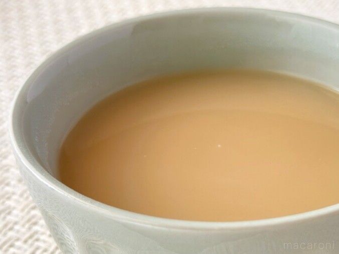 マグカップに入った日東紅茶ミルクとけだすティーバッグ 黒糖烏龍