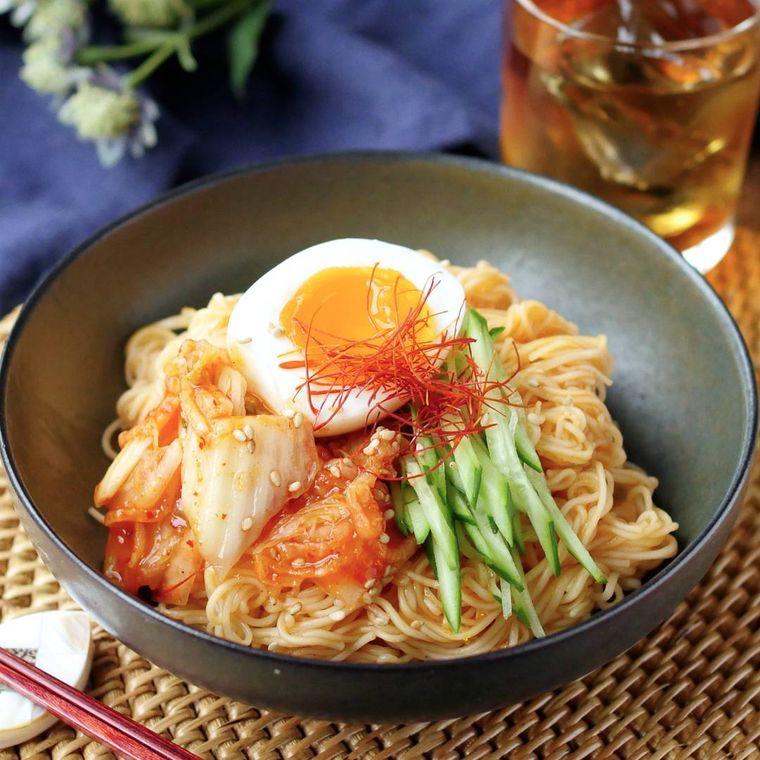 黒い器に盛り付けたビビン麺