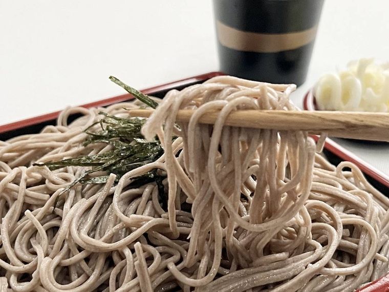 ざるそばを箸で持ち上げている様子