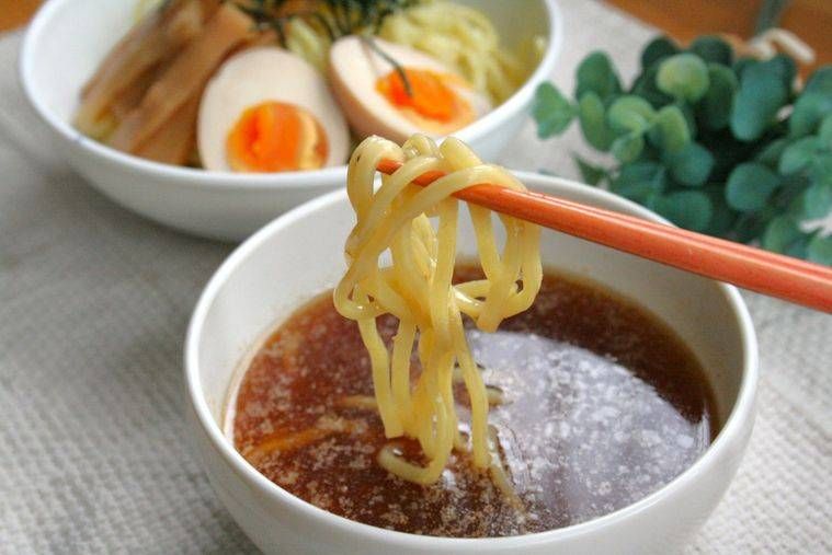 つけ麺を箸で掴んでいる様子