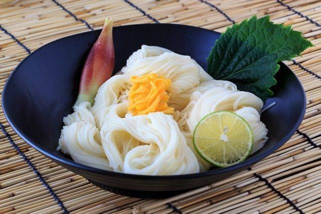 黒い器に盛り付けたひやむぎ