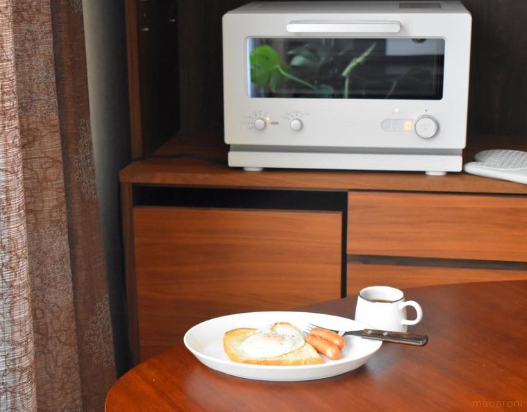 棚に置いたトーストレンジとテーブルに並べた朝食